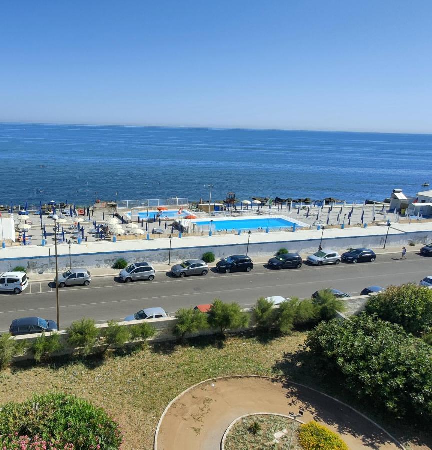 Seafront Suites Bari Bagian luar foto